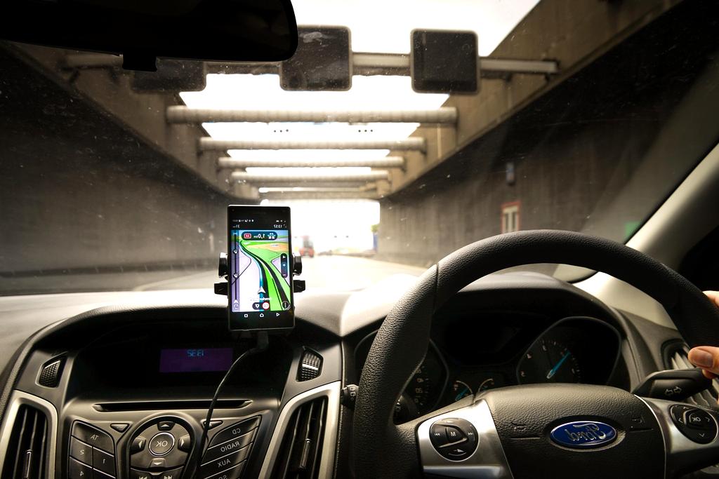 Dashboard analityczny DeFi z wykresami wydajności i metrykami ryzyka