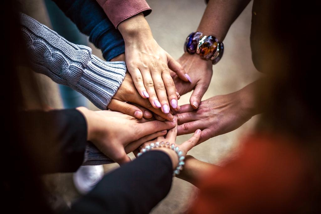 Nowoczesny zespół IT pracujący nad rozwiązaniami chmury i AI